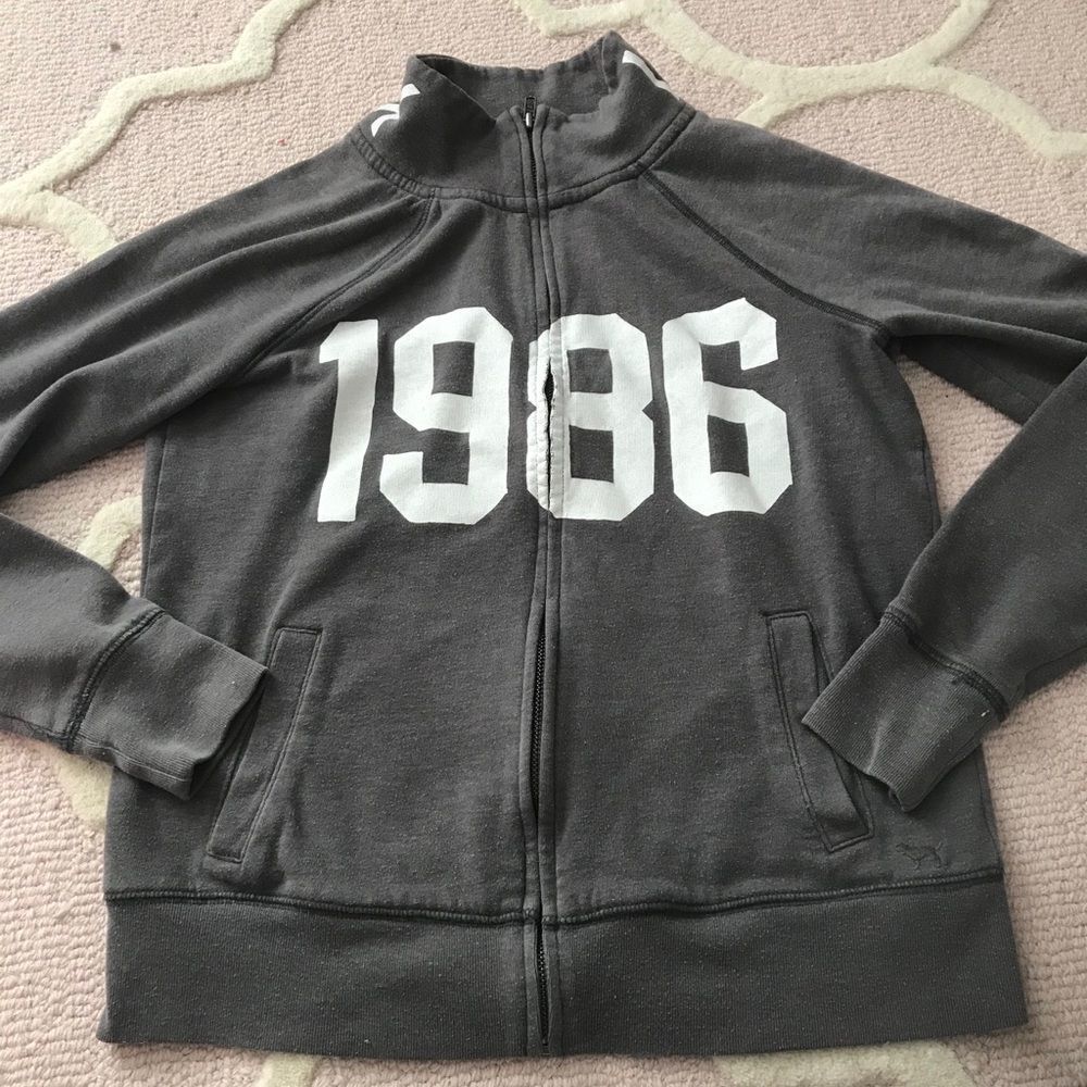 VSย pinkโsweatshirt